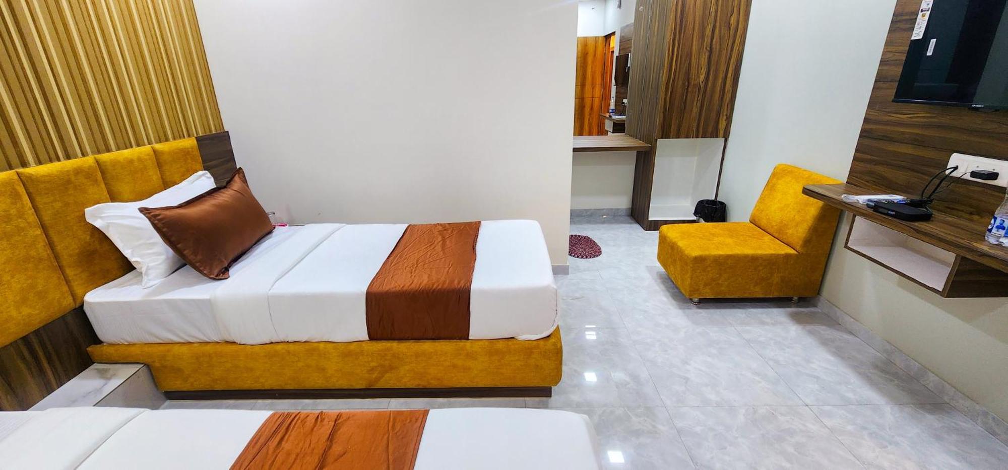 Hotel Nova Blue أحمد أباد المظهر الخارجي الصورة