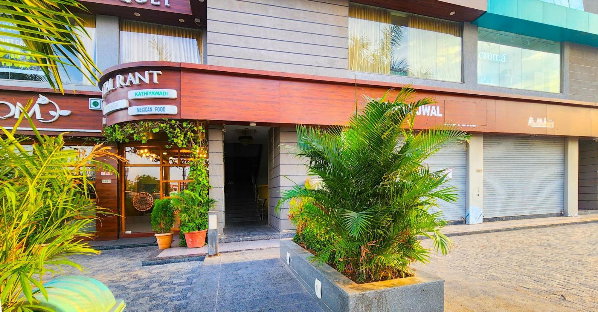 Hotel Nova Blue أحمد أباد المظهر الخارجي الصورة