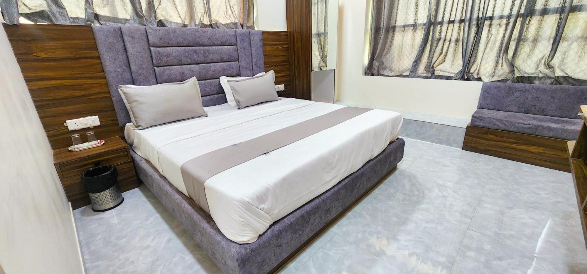 Hotel Nova Blue أحمد أباد المظهر الخارجي الصورة