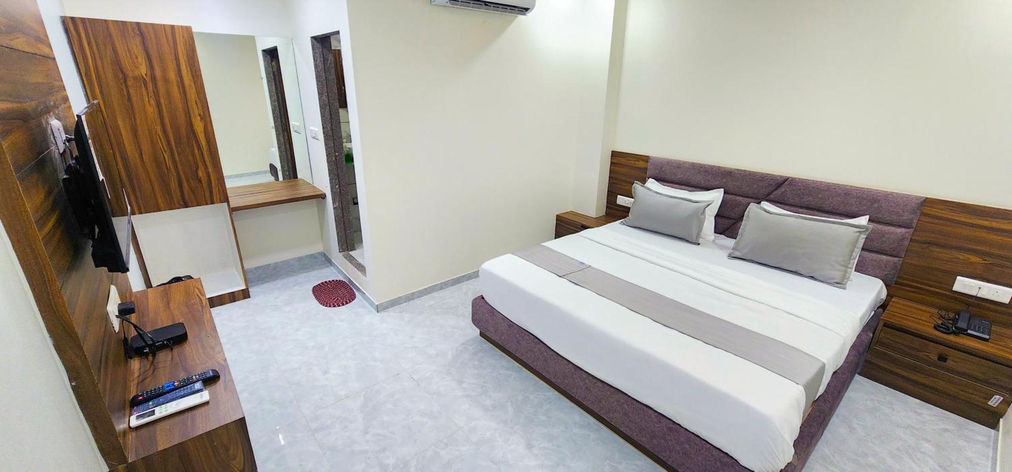 Hotel Nova Blue أحمد أباد المظهر الخارجي الصورة