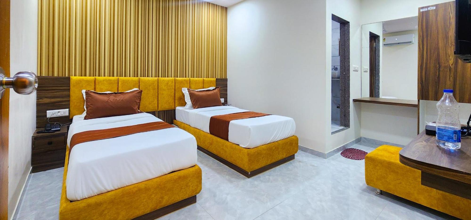 Hotel Nova Blue أحمد أباد المظهر الخارجي الصورة