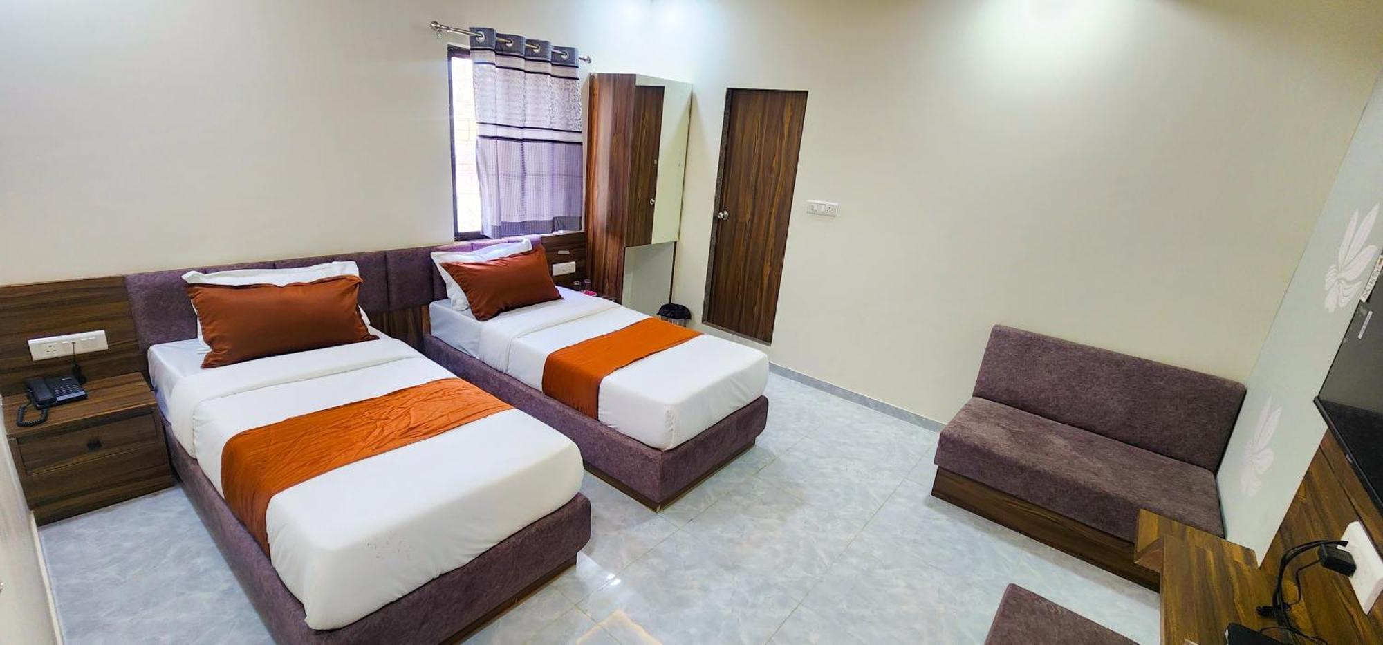 Hotel Nova Blue أحمد أباد المظهر الخارجي الصورة