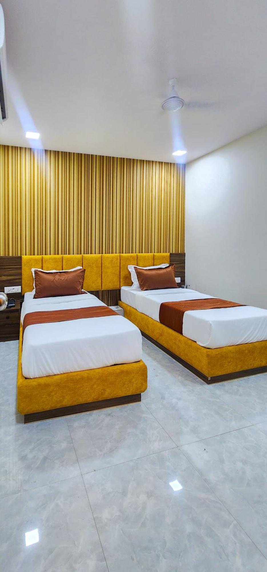 Hotel Nova Blue أحمد أباد المظهر الخارجي الصورة