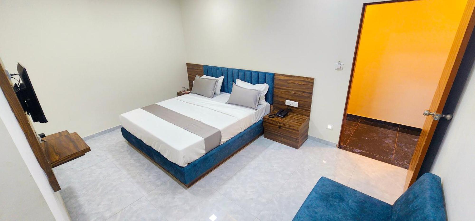 Hotel Nova Blue أحمد أباد المظهر الخارجي الصورة