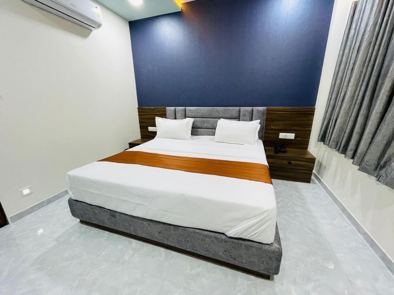 Hotel Nova Blue أحمد أباد المظهر الخارجي الصورة