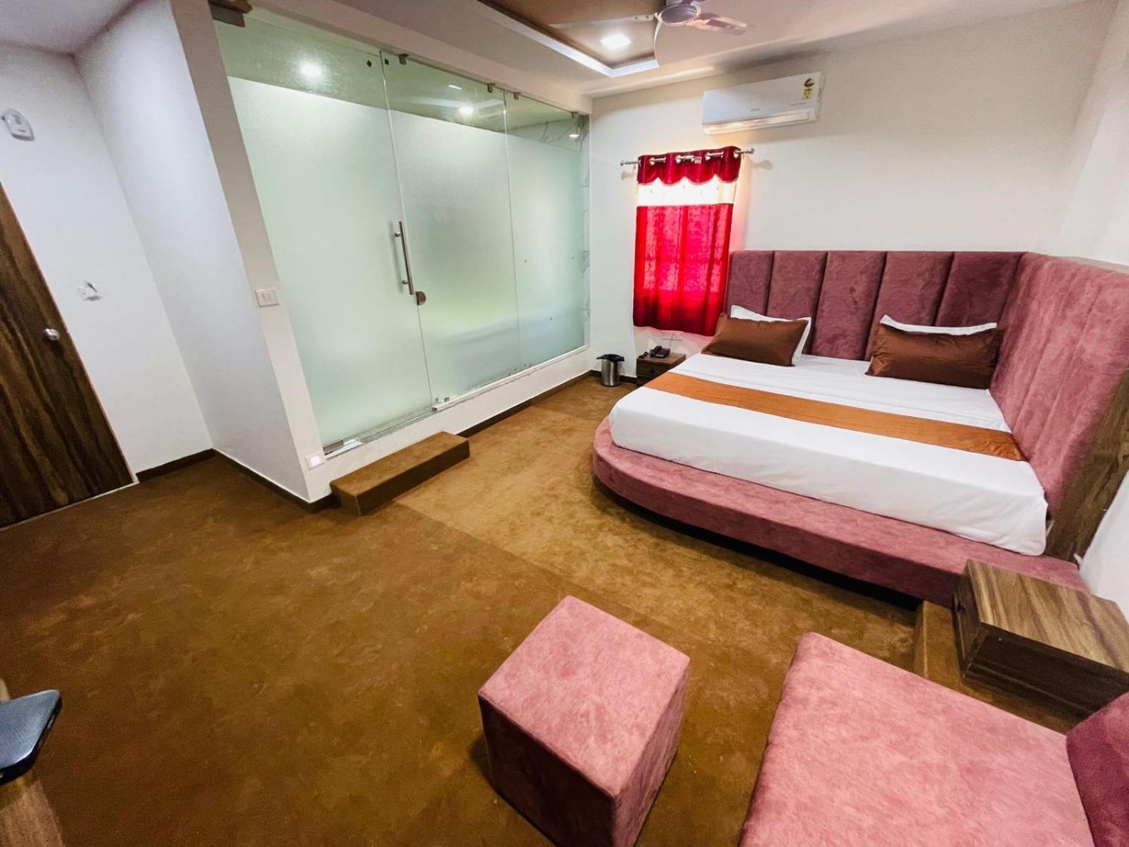 Hotel Nova Blue أحمد أباد المظهر الخارجي الصورة