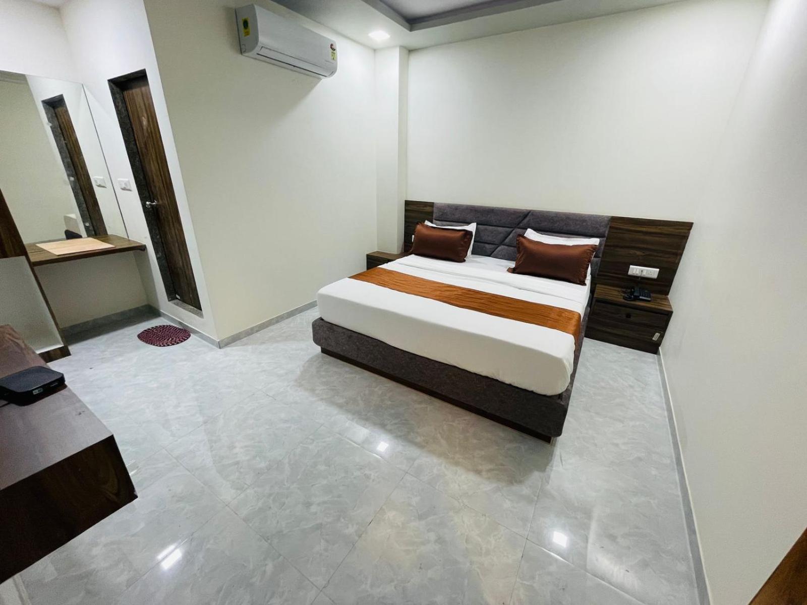 Hotel Nova Blue أحمد أباد المظهر الخارجي الصورة