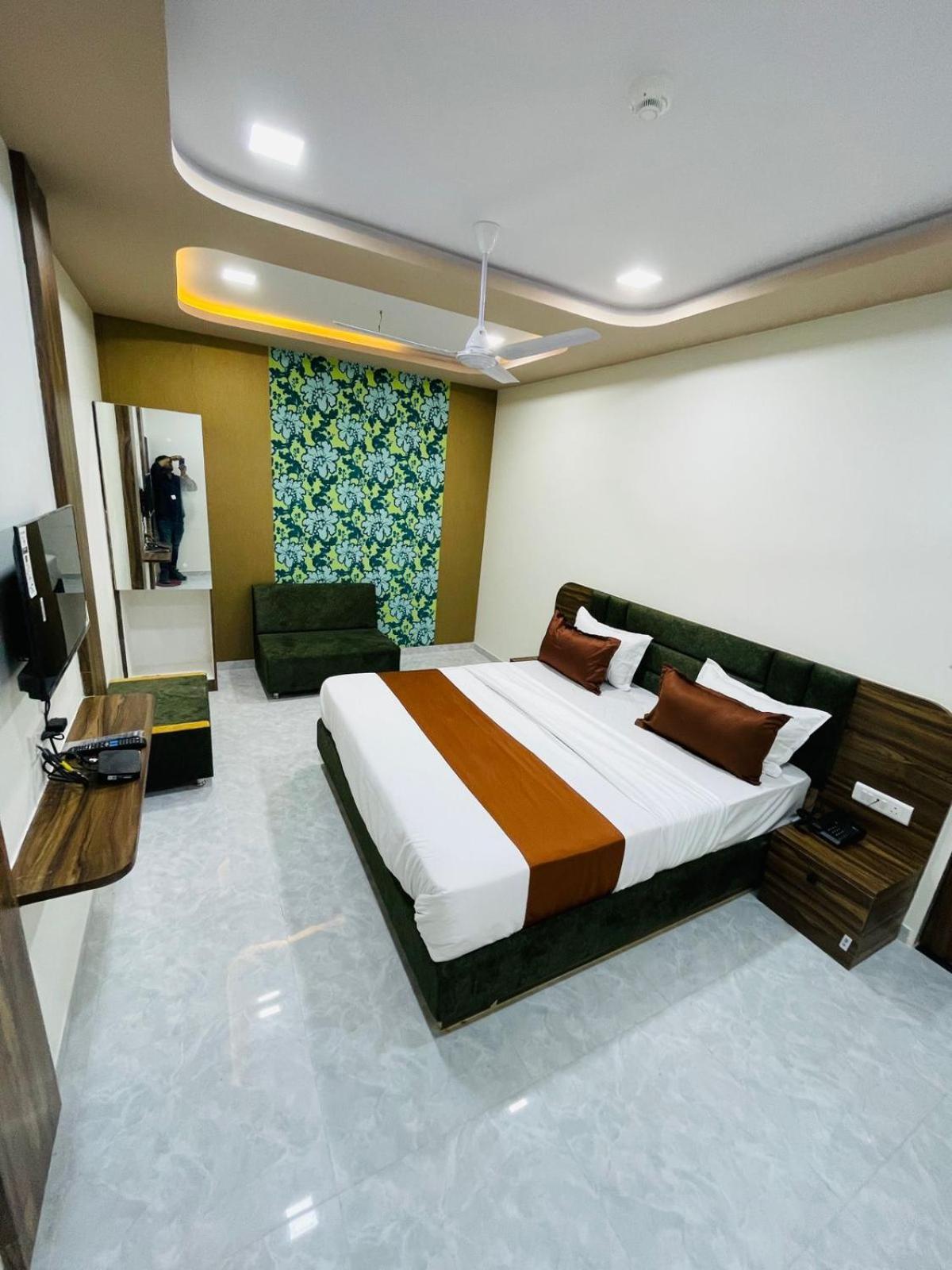Hotel Nova Blue أحمد أباد المظهر الخارجي الصورة