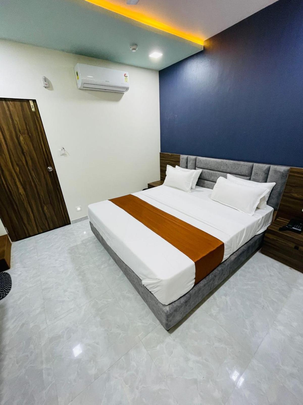 Hotel Nova Blue أحمد أباد المظهر الخارجي الصورة