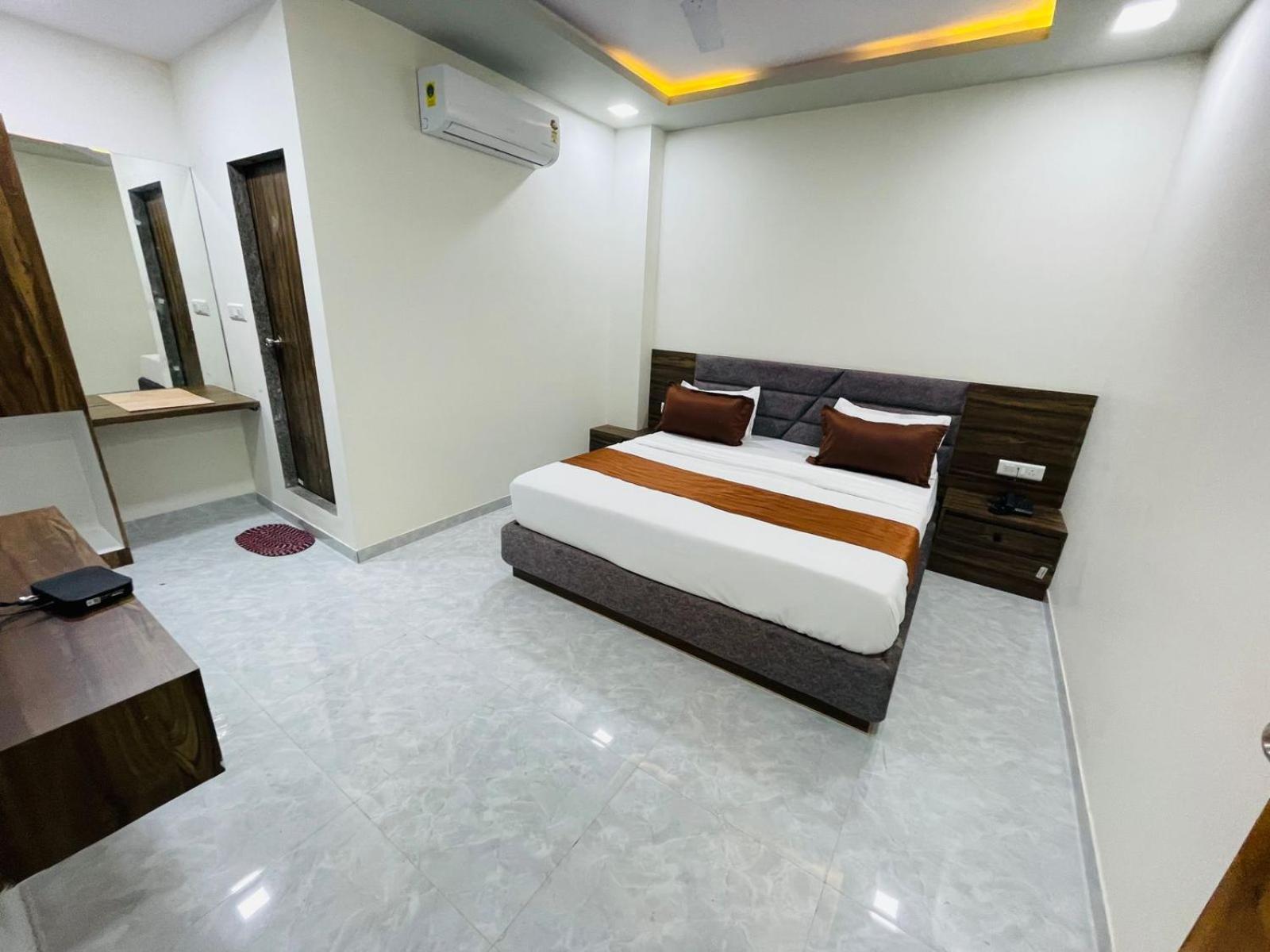 Hotel Nova Blue أحمد أباد المظهر الخارجي الصورة
