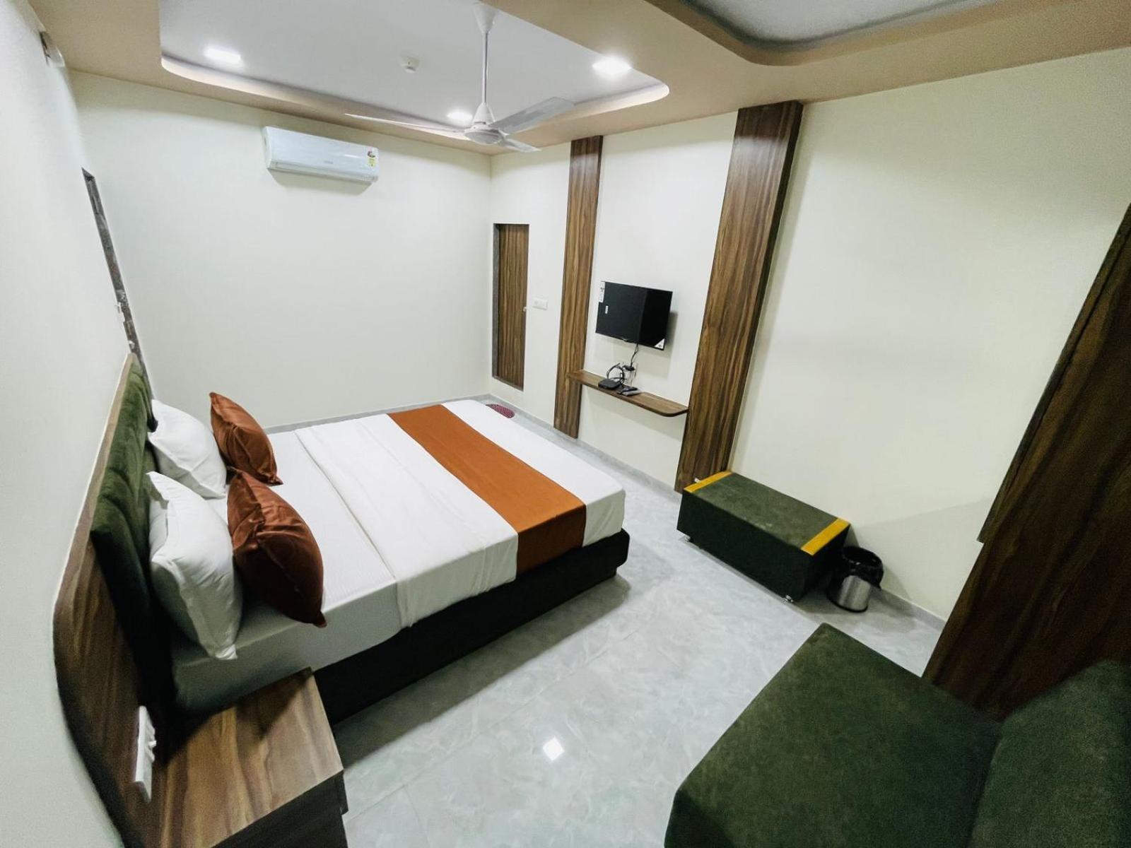 Hotel Nova Blue أحمد أباد المظهر الخارجي الصورة