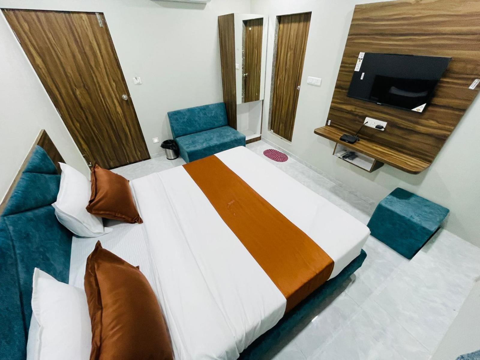 Hotel Nova Blue أحمد أباد المظهر الخارجي الصورة