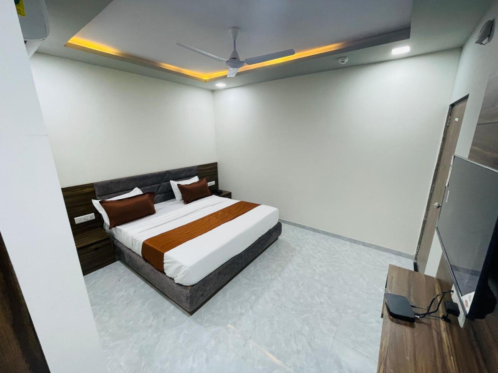 Hotel Nova Blue أحمد أباد المظهر الخارجي الصورة