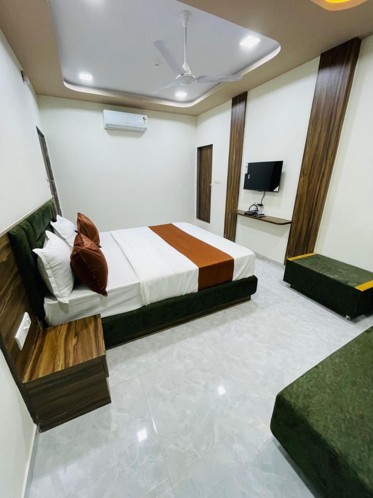 Hotel Nova Blue أحمد أباد المظهر الخارجي الصورة
