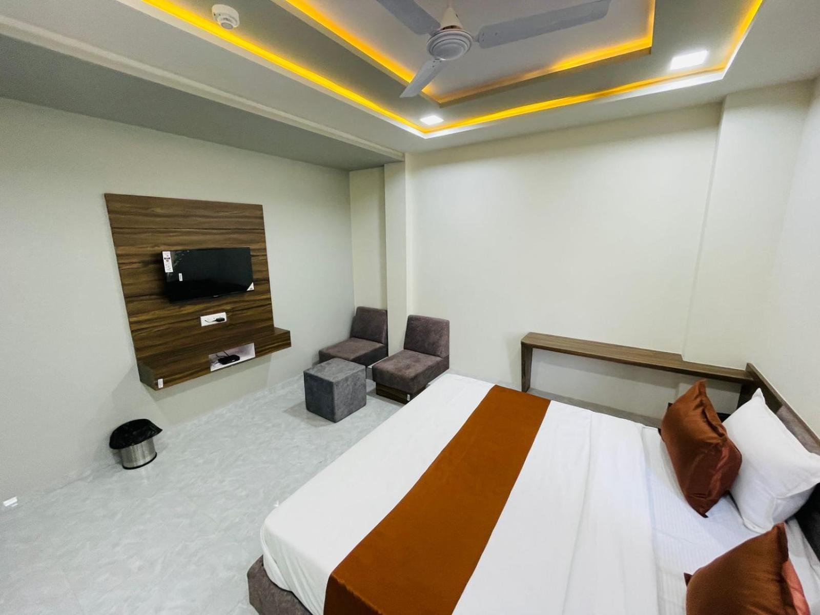 Hotel Nova Blue أحمد أباد المظهر الخارجي الصورة