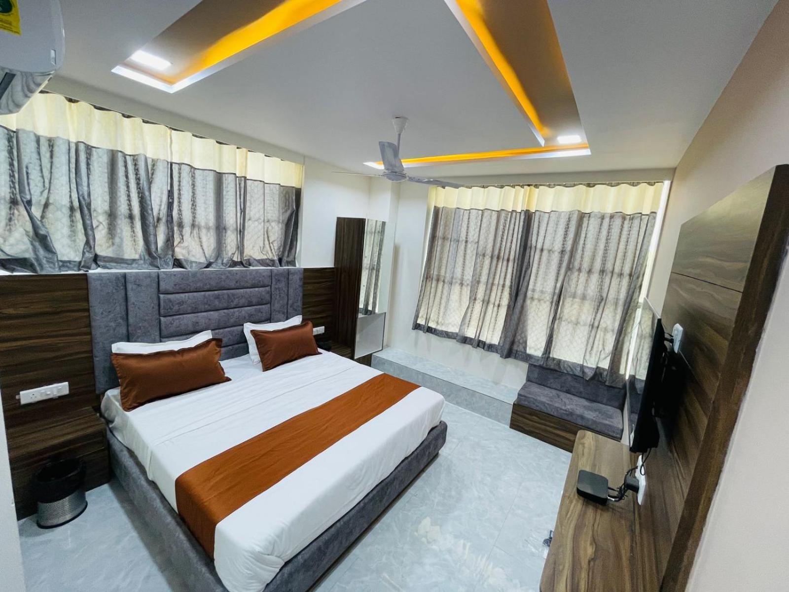 Hotel Nova Blue أحمد أباد المظهر الخارجي الصورة